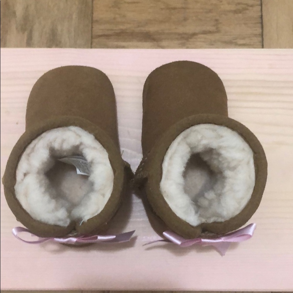 Baby Ugg with pink bow